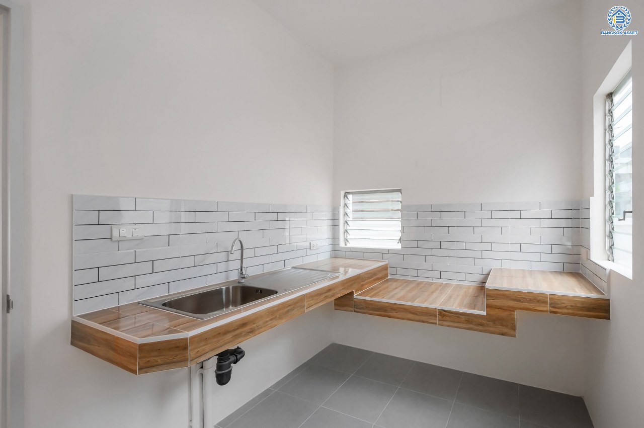 บ้านมือสองตกแต่งใหม่ โครงการ พฤกษ์ลดา พุทธสาคร หลังมุม จากแบรนด์ LH บนเนื้อที่ 54.5 ตร.ว. พื้นที่ใช้สอย 153.89 ตร.ม. ฟังก์ชัน 3 ห้องนอน 2 ห้องน้ำ จอดรถได้ 2 คัน เชื่อมต่อถนนเพชรเกษม, ถนนพุทธมณฑลสาย4, ถนนบรมราชชนนี ใกล้รถไฟฟ้าสายสีน้ำเงิน "สถานีหลักสอง" และ The Mall บางแค